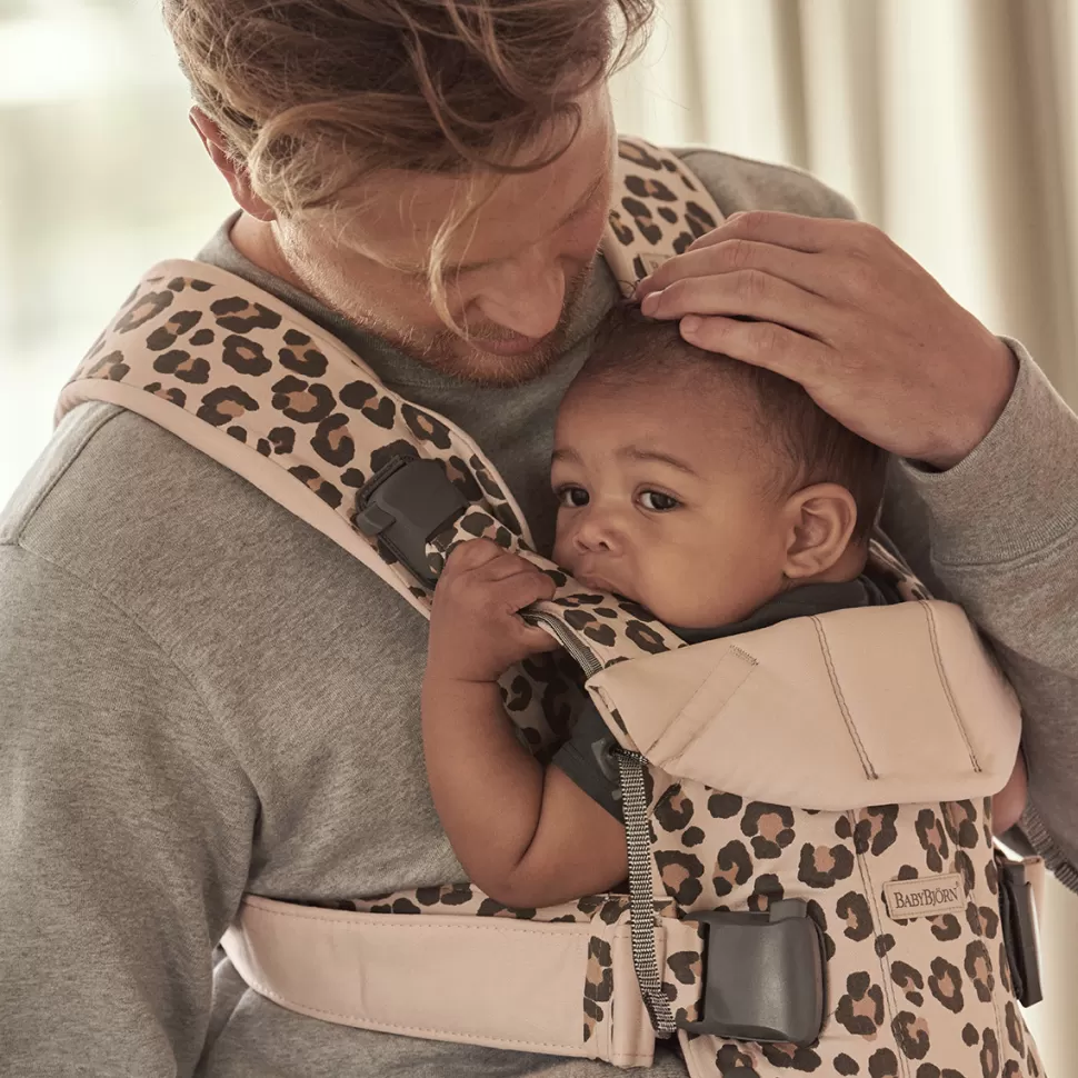 BabyBjörn Porte Bébé>Porte-bébé One Coton - Léopard Beige